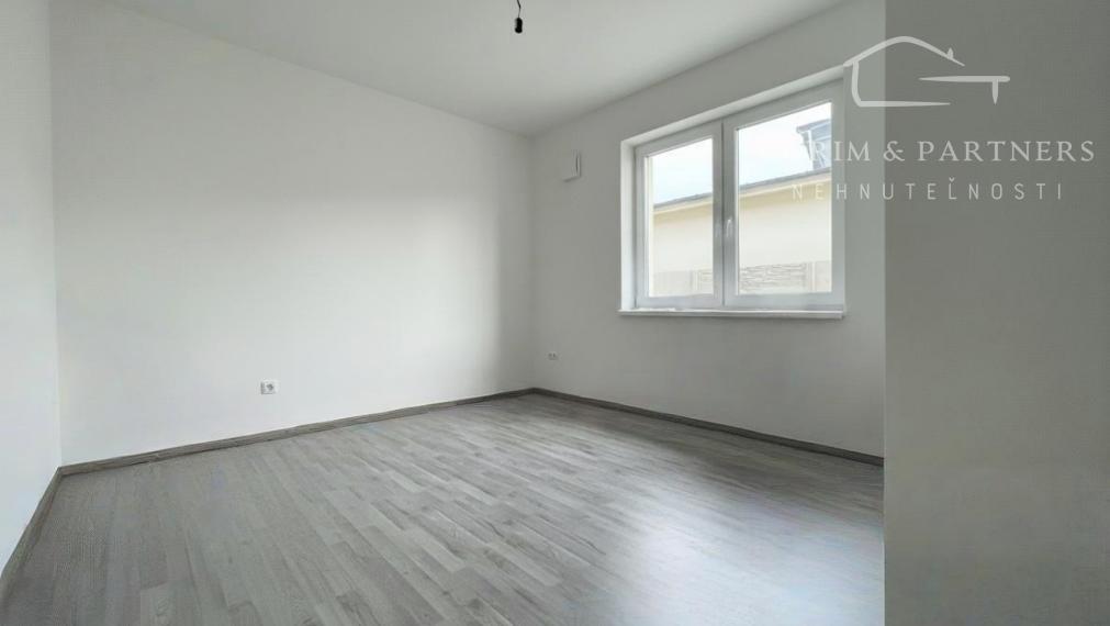 Novostavba s terasou, pokoj a súkromie v obci Trávnik