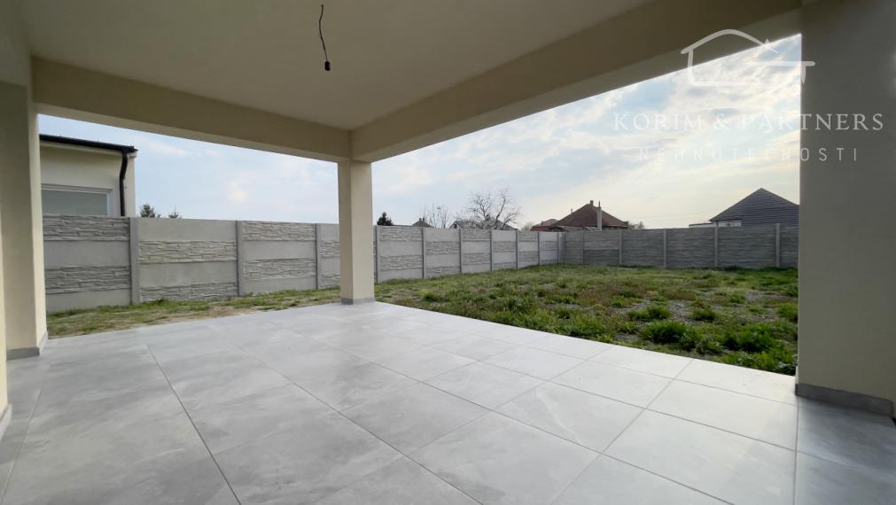 Novostavba s terasou, pokoj a súkromie v obci Trávnik