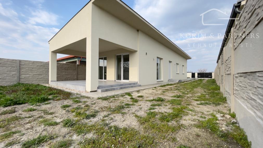 Novostavba s terasou, pokoj a súkromie v obci Trávnik