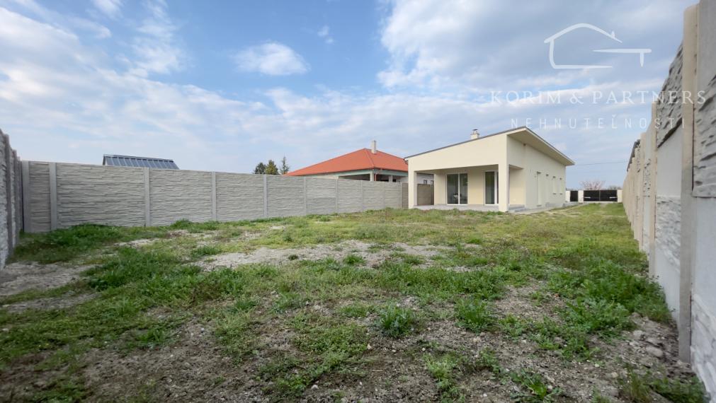 Novostavba s terasou, pokoj a súkromie v obci Trávnik