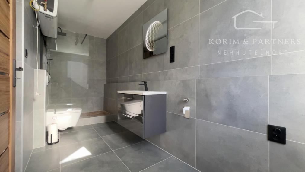 Priestranný 3-izbový byt po rekonštrukcii s klímou, Komárno