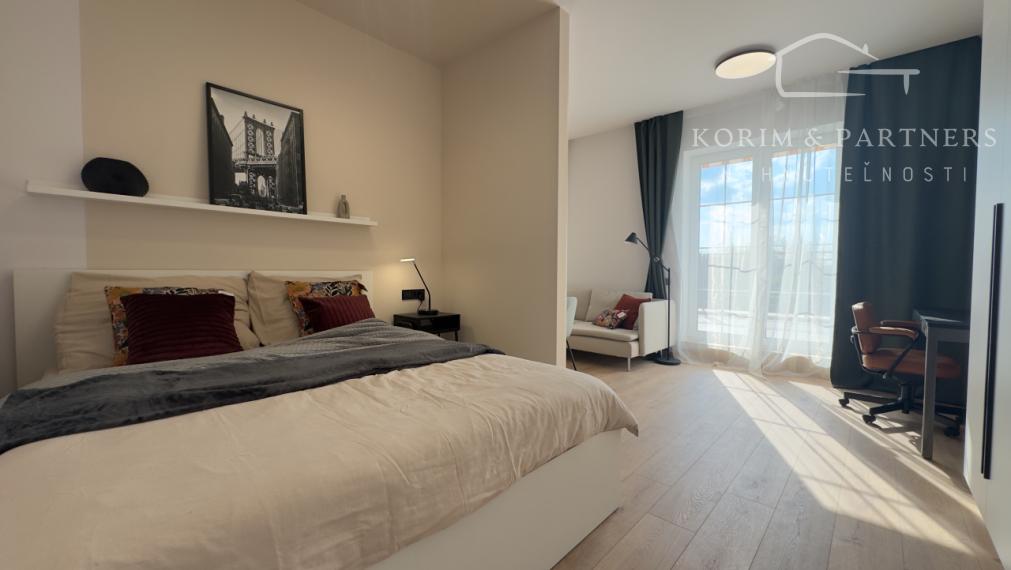 Jednoizbový moderný apartmán s veľkou terasou, Komárno