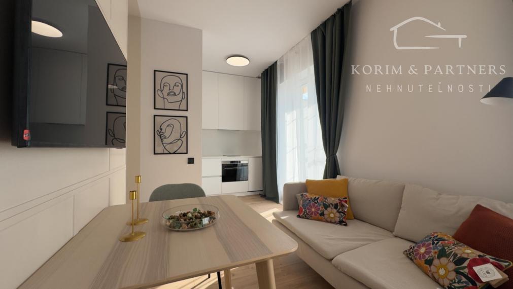 Jednoizbový moderný apartmán s veľkou terasou, Komárno