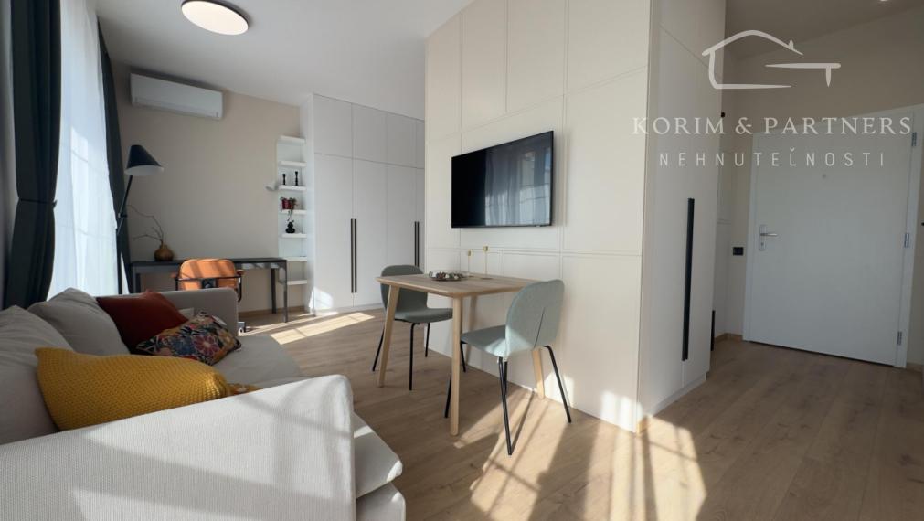 Jednoizbový moderný apartmán s veľkou terasou, Komárno