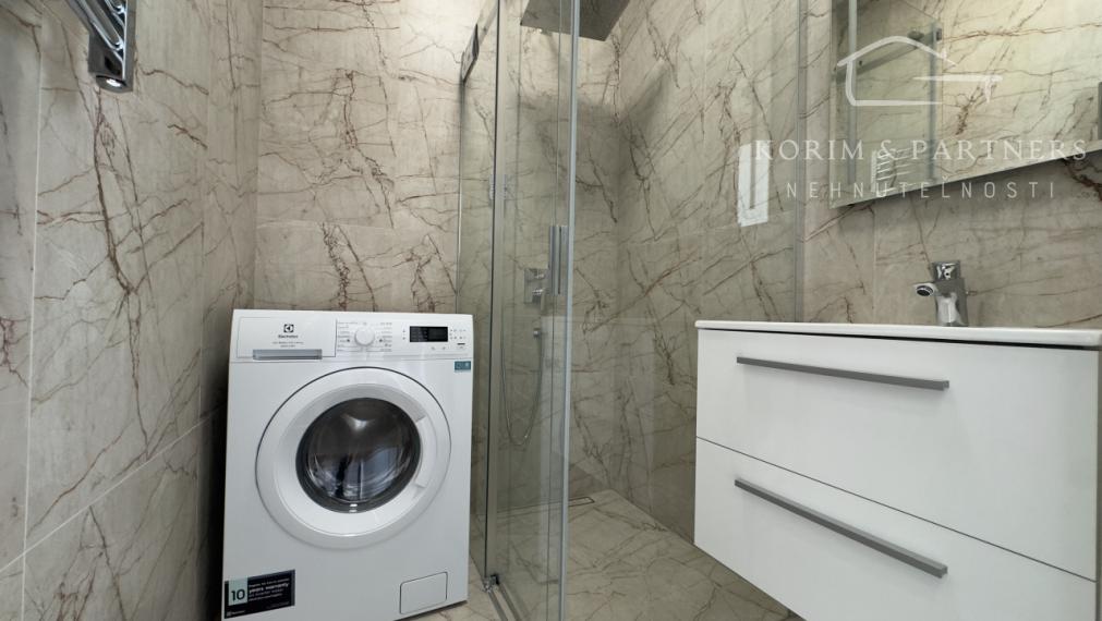 Jednoizbový moderný apartmán s veľkou terasou, Komárno