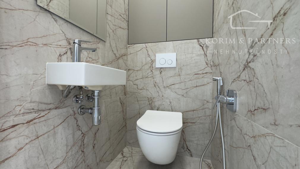 Jednoizbový moderný apartmán s veľkou terasou, Komárno