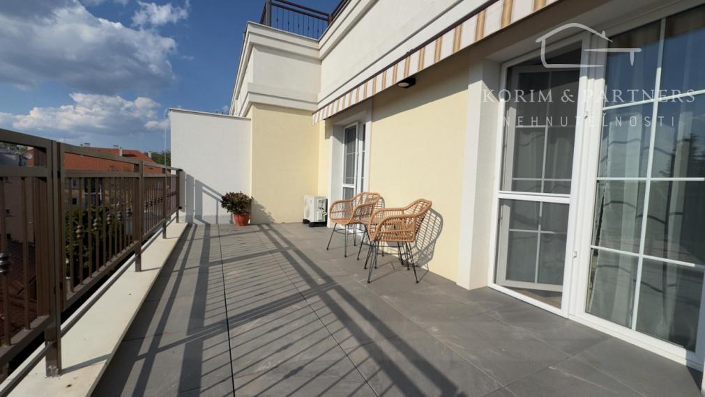 Jednoizbový moderný apartmán s veľkou terasou, Komárno