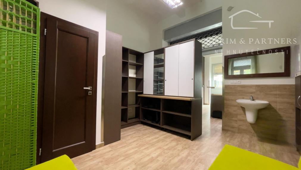 Prenájom, 40 m² priestoru v centre Nových Zámkov