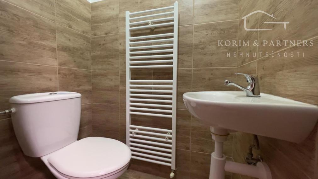 Prenájom, 40 m² priestoru v centre Nových Zámkov