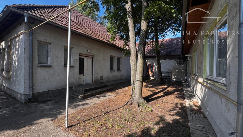 Budova s potenciálom pre podnikanie, 581 m² úžitkovej plochy, CHOTÍN