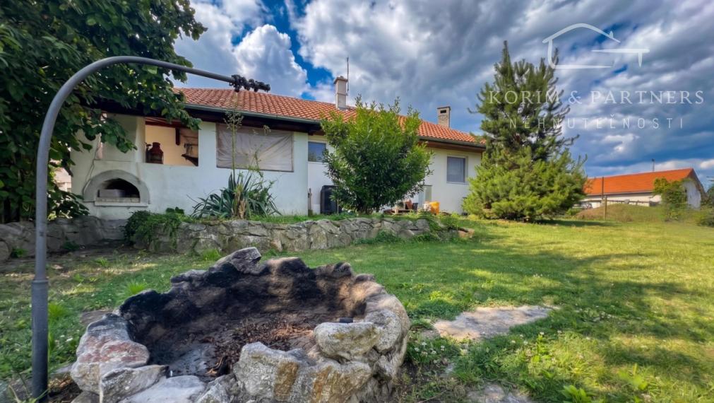 Rodinný dom s bazénom a takmer 30-árovým pozemkom pri Komárne