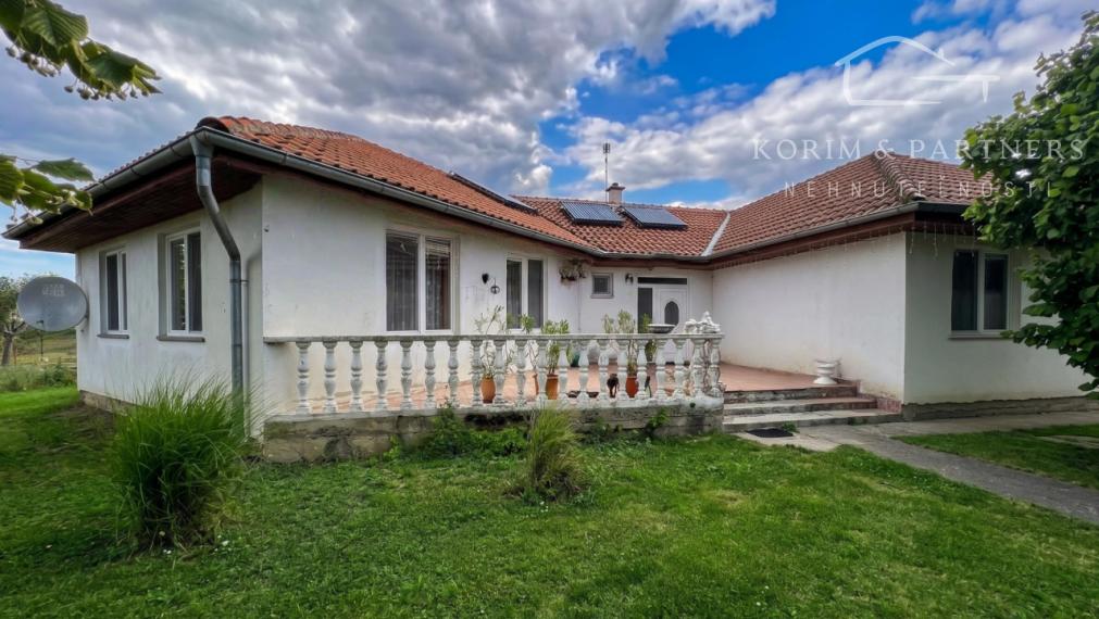 Rodinný dom s bazénom a takmer 30-árovým pozemkom pri Komárne