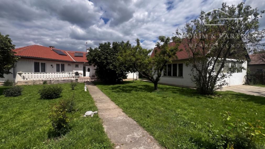 Rodinný dom s bazénom a takmer 30-árovým pozemkom pri Komárne