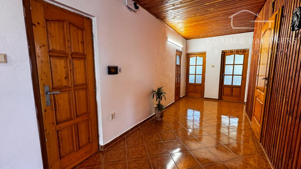 Rodinný dom s bazénom a takmer 30-árovým pozemkom pri Komárne