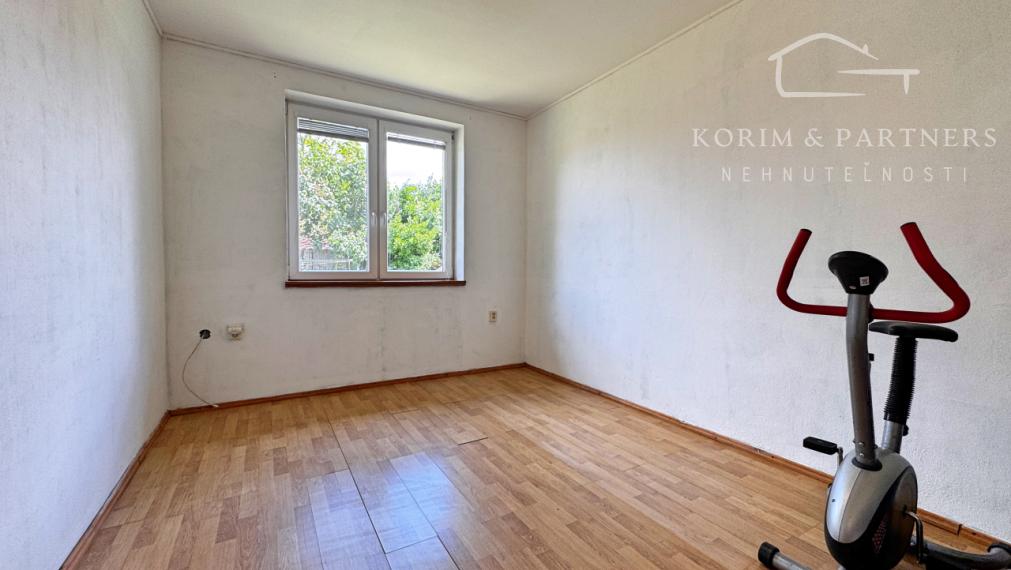Rodinný dom s bazénom a takmer 30-árovým pozemkom pri Komárne