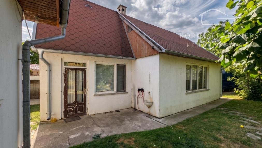 Rodinný dom s bazénom a takmer 30-árovým pozemkom pri Komárne