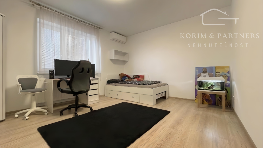 Rodinný dom v Komárne, kde priestor nekončí interiérom.