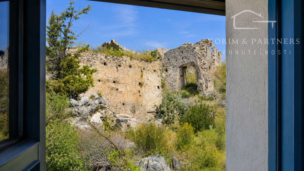 Zrekonštruovaná dvojpodlažná budova vhistorickom centre mesta Scalea
