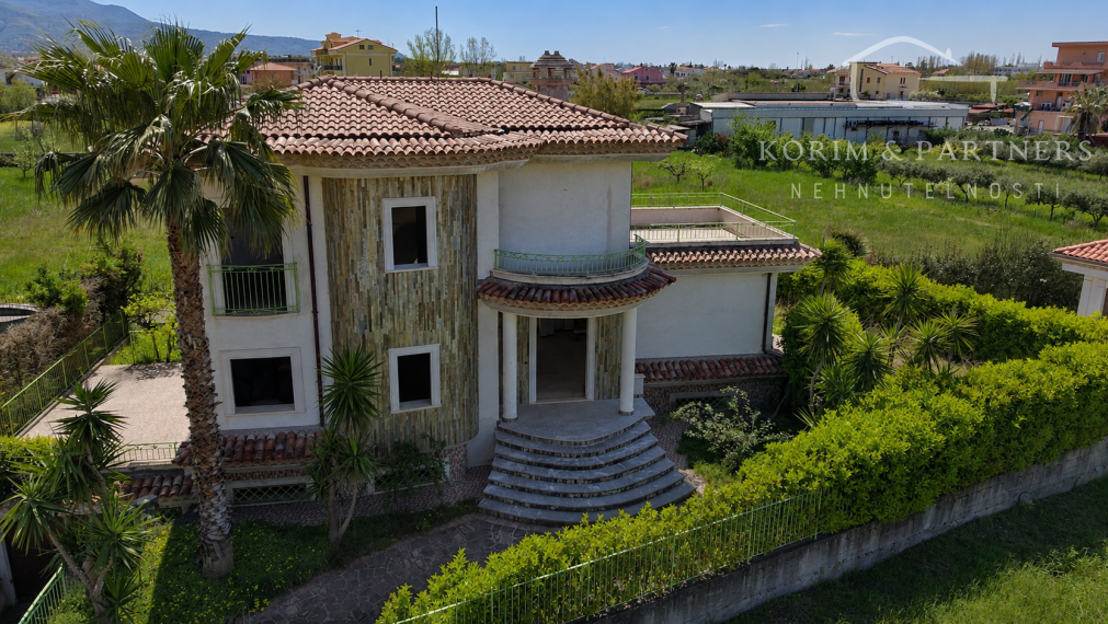 Výnimočná vila v Scalei s panorámou hôr a veľkou terasou