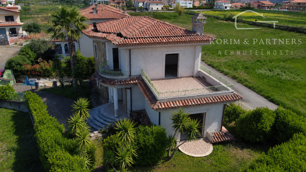 Výnimočná vila v Scalei s panorámou hôr a veľkou terasou