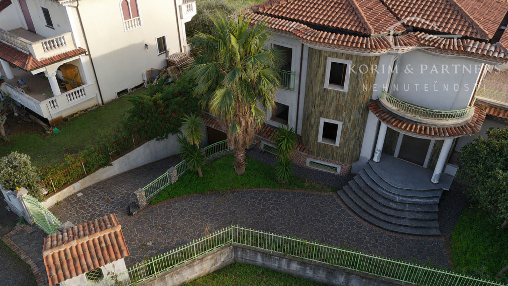 Výnimočná vila v Scalei s panorámou hôr a veľkou terasou