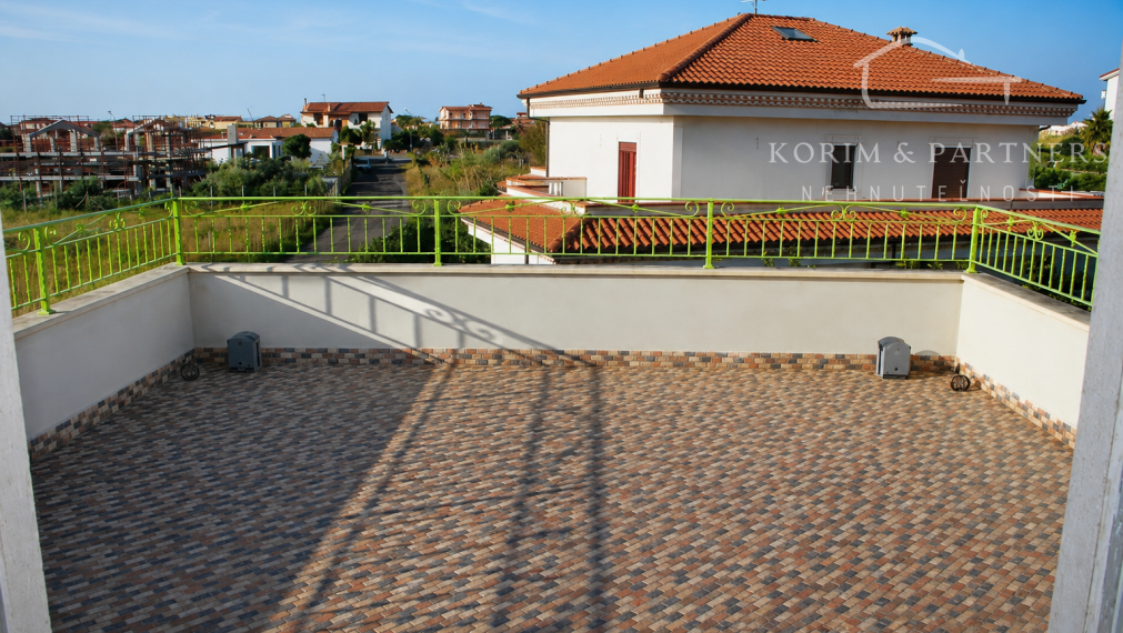 Výnimočná vila v Scalei s panorámou hôr a veľkou terasou