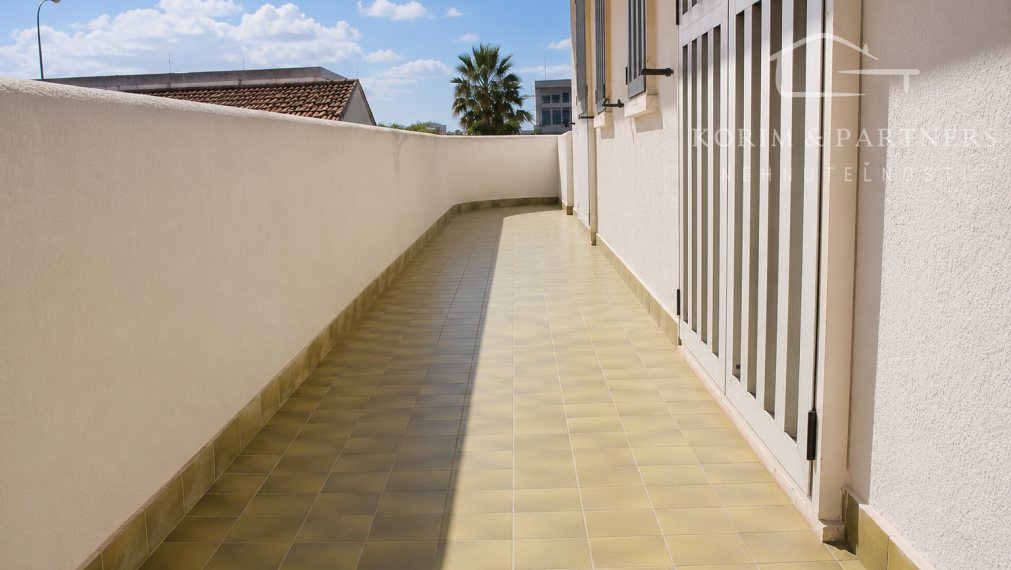 120 m² pri mori s terasou 35 m². Priestor, ktorý si dnes za túto cenu hľadá náhradu len ťažko.