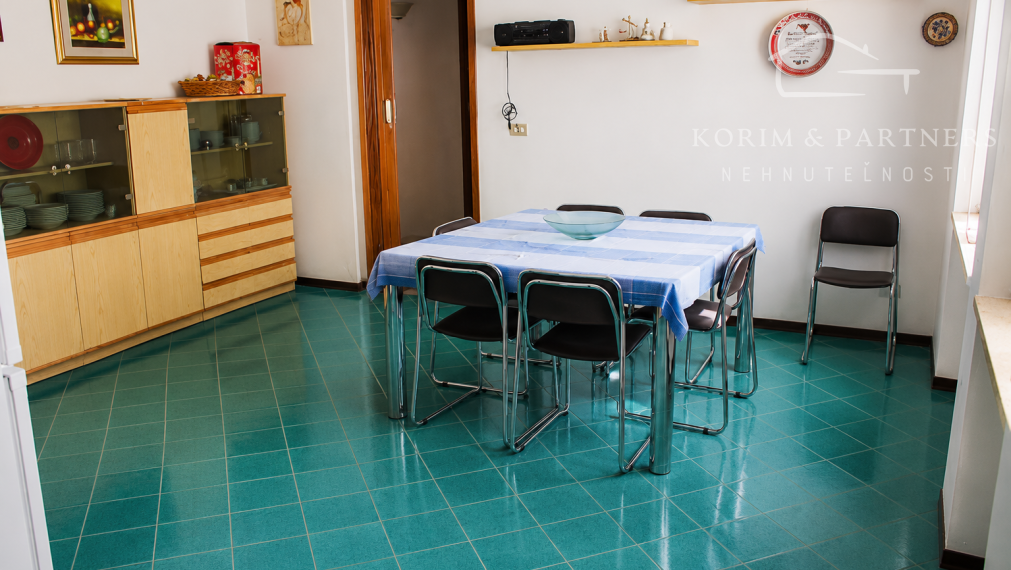 120 m² pri mori s terasou 35 m². Priestor, ktorý si dnes za túto cenu hľadá náhradu len ťažko.