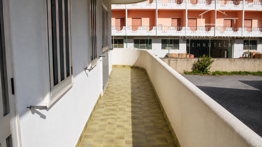 120 m² pri mori s terasou 35 m². Priestor, ktorý si dnes za túto cenu hľadá náhradu len ťažko.