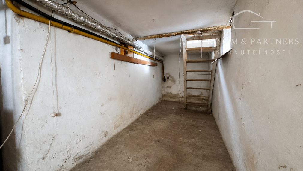 Veľký rodinný dom s garážou, prístavbami a pozemkom 783 m² | Hurbanovo
