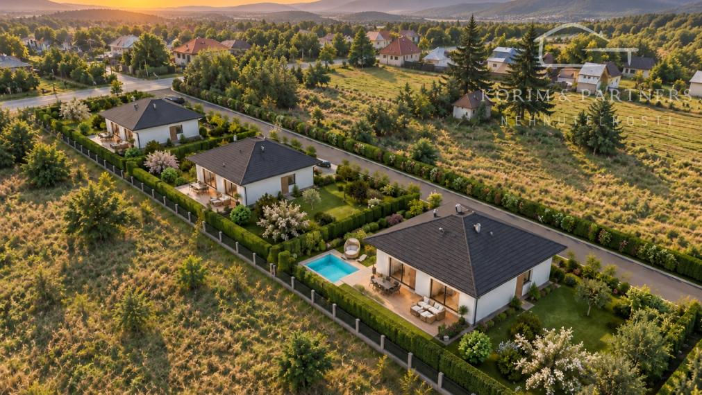 Pozemok 4 344 m² od cesty až k lesu – Marcelová