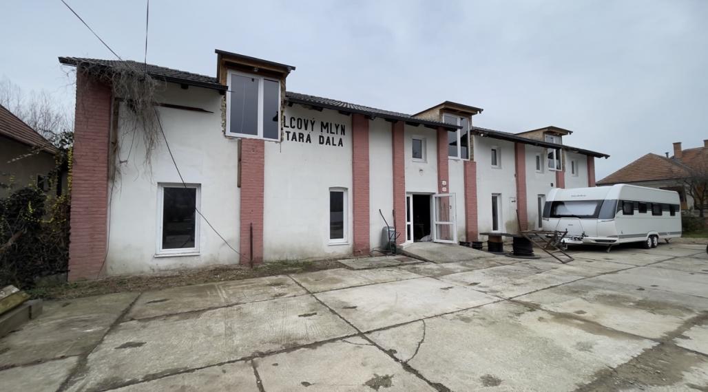 Jedinečná polyfunčná budova na hlavnom cestnom ťahu cez Hurbanovo