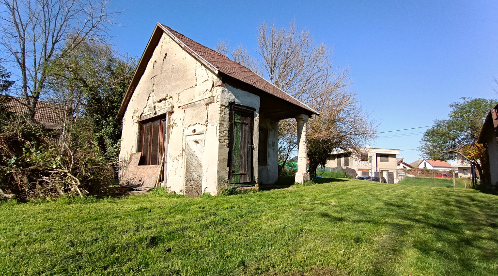 Rozľahlý stavebný pozemok pri hlavnej ceste, Iža