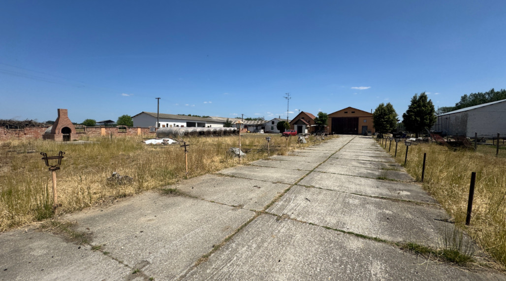 NOVINKA - Rodinná farma na vyše 2,5 hektároch pri Komárne