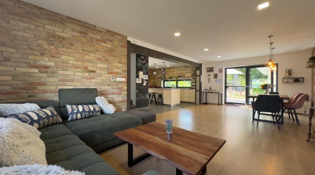 REZERVOVANÉ - Originálny rodinný dom na Leteckom poli,  Komárno