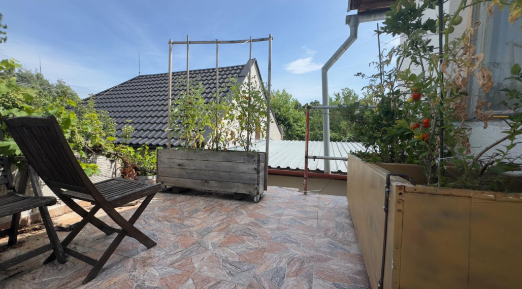 Dom bez záhrady s menším dvorom a terasou, Komárno