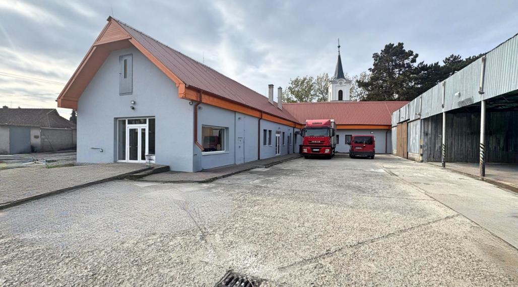 Predajný areál s množstvom skladových priestorov -  Nova Stráž