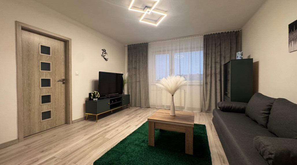 ZARIADENÝ zrekonštruovaný 2 izbový byt na Budovateľskej, Komárno