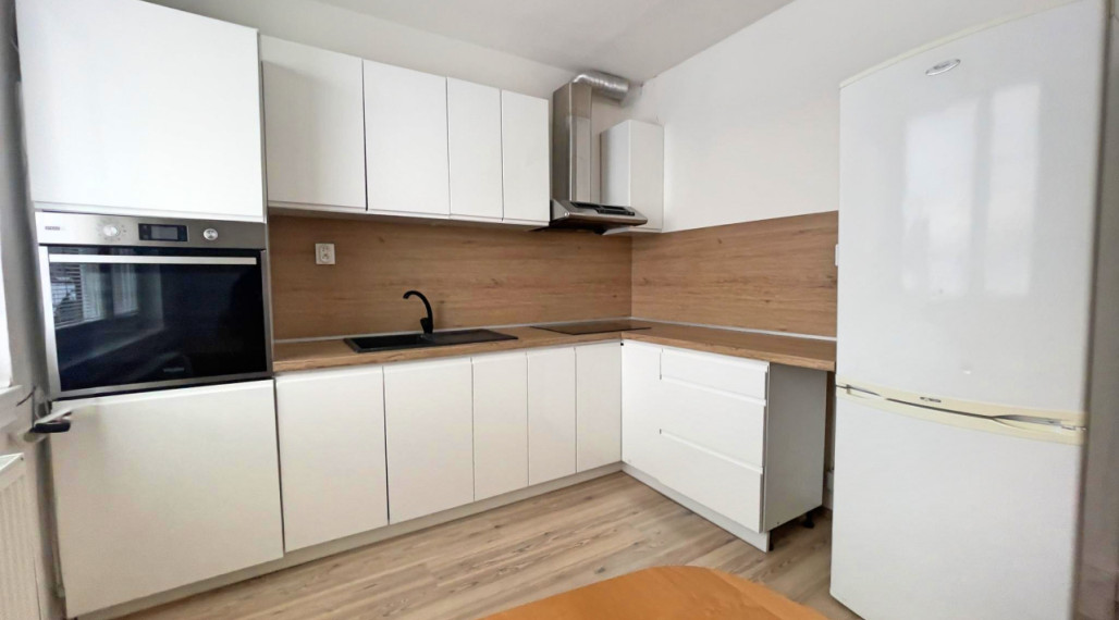 2 izbový byt na prenájom s garážou a vlastným dvorom,  Komárno