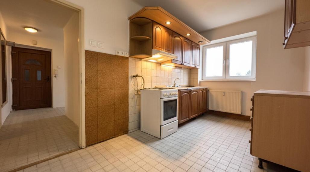 2-izbový tehlový byt v Komárne –  na bývanie či investične