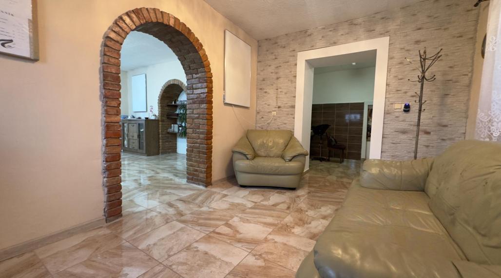 Rodinný dom na podnikanie alebo investičné bývanie –  Bát. Kosihy