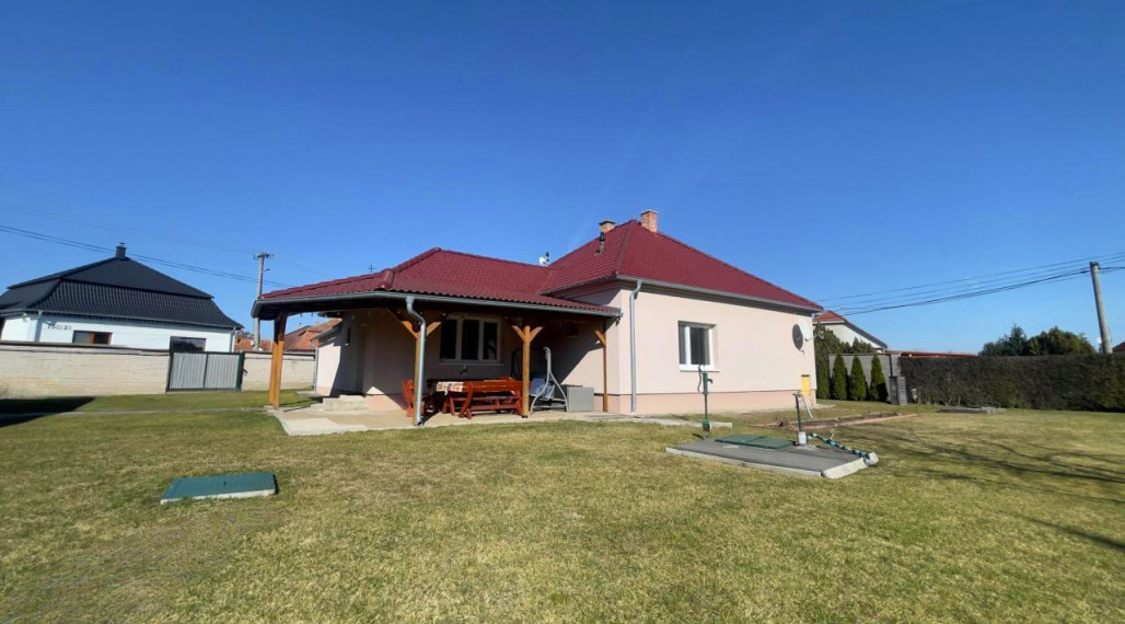 Slnečný 3-izbový dom s priestrannou záhradou, Zemianska Olča