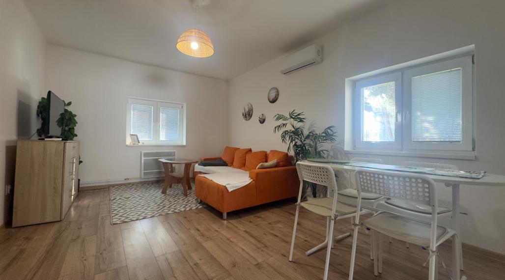 Útulný 2-izbový rodinný dom na prenájom so záhradou