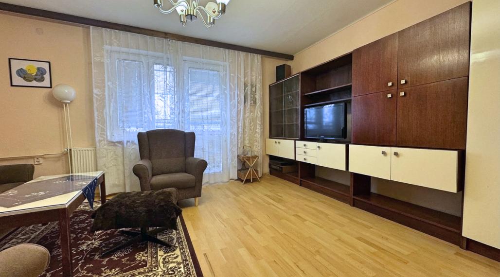 Priestranný 3-izbový tehlový byt s garážou, vlastným kúrením a balkónom