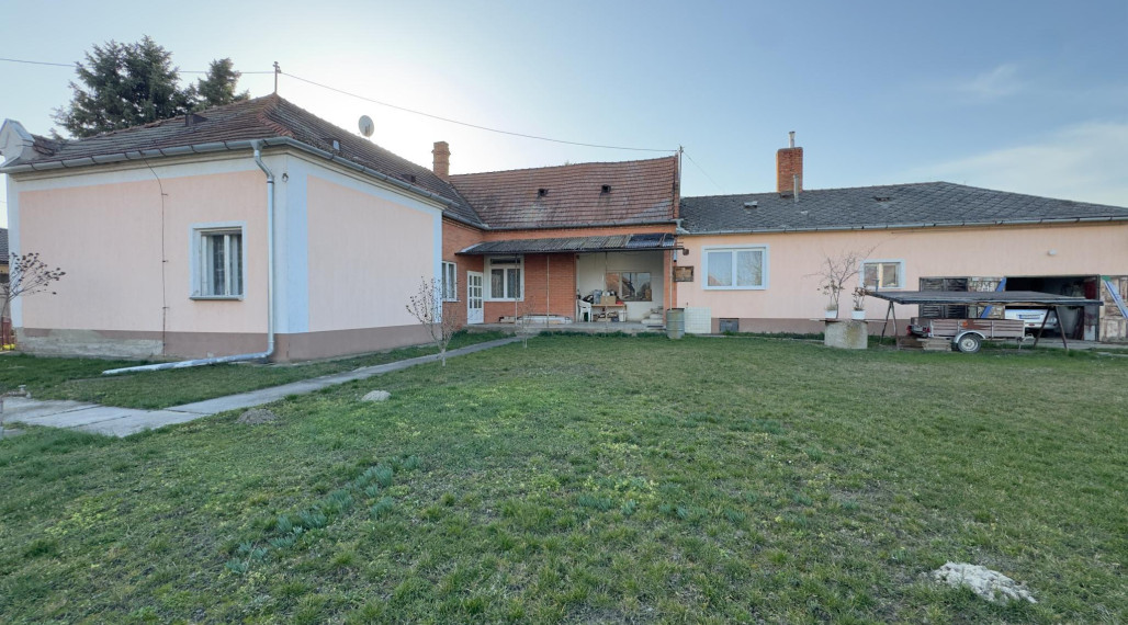 Poctivý tehlový dom s veľkými izbami a vysokými stropmi v tichej ulici v Iži