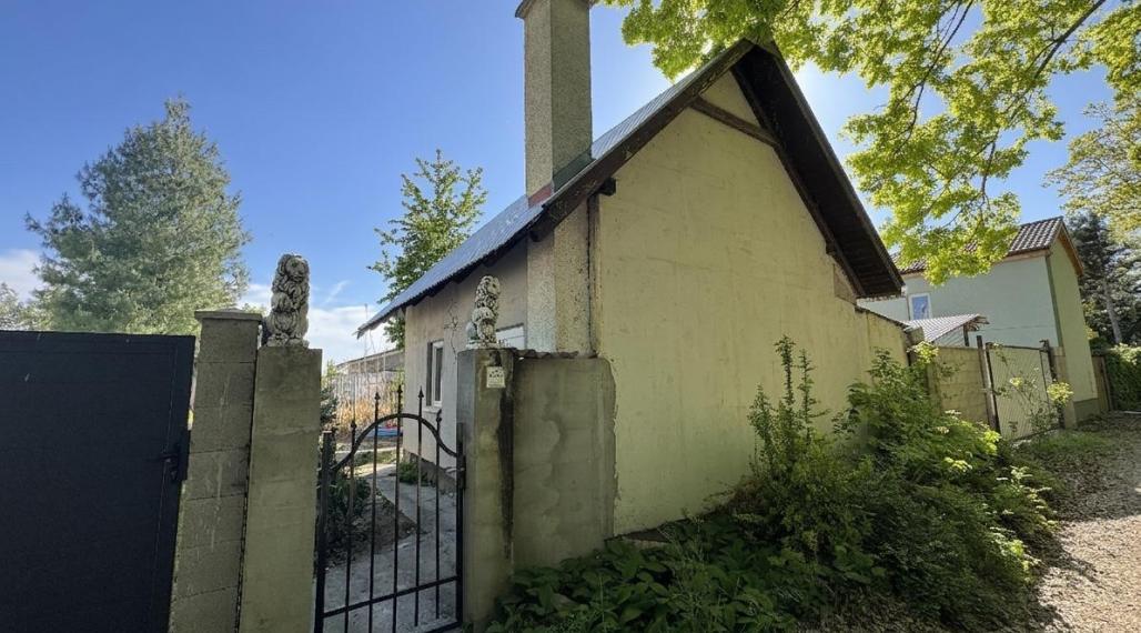 Chata s pozemkom cca 300 m² – možnosť dokončenia podľa seba