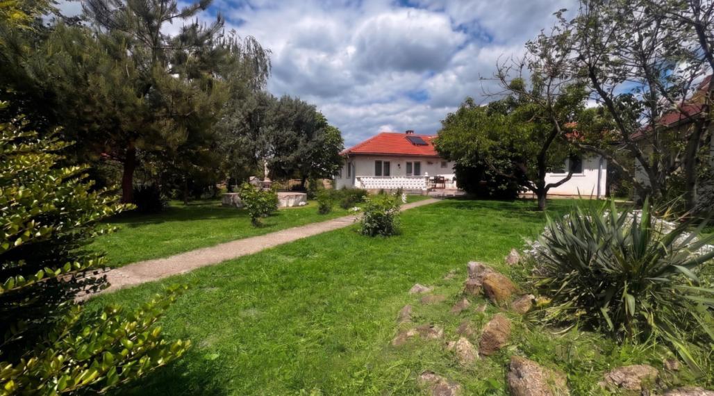 Rodinný dom s bazénom a takmer 30-árovým pozemkom pri Komárne