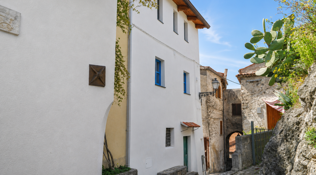 Zrekonštruovaná dvojpodlažná budova vhistorickom centre mesta Scalea