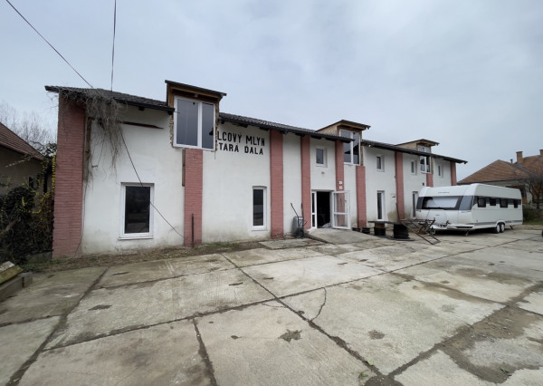 Jedinečná polyfunčná budova na hlavnom cestnom ťahu cez Hurbanovo