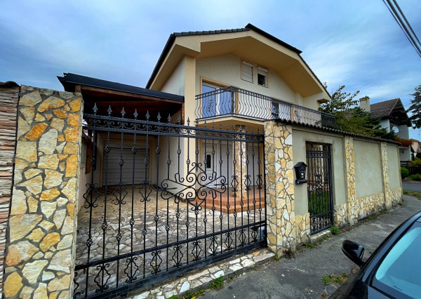 NOVÁ CENA !!! Nadštandardný rodinný dom so začatou rekonštrukciou, Nová Stráž